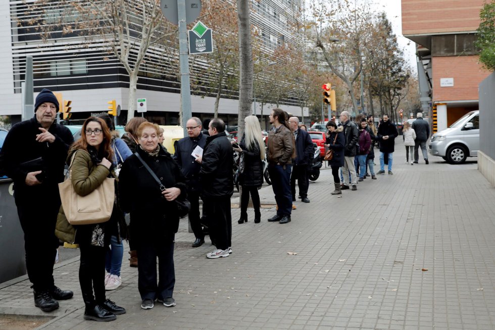 CATALUÑA (ESPAÑA), 21.12.2017. Elecciones autonómicas del 21-D. Numerosos ciudadanos forman una fila esperando la apertura del centro de votación en la Escola Pere. Efe