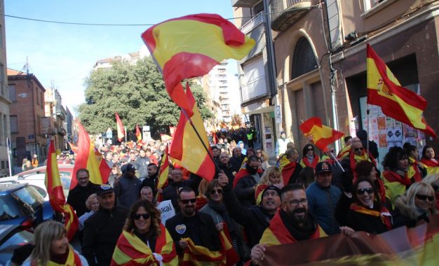 FOTOGRAFÍA. CATALUÑA (REINO DE ESPAÑA), 03 DE DICIEMBRE DE 2017. Los catalanes hacen historia en las calles del centro de Tarrasa (Barcelona) Comunidad autónoma de Cataluña en el primer acto festivo de Terrassa contra el separatismo que ha movilizado la mañana de este frío domingo a más de 2.000 personas, según fuentes de la organización a Lasvocesdelpueblo. El acto inició ante la Estación Norte de Renfe de Terrassa, pasado las 12:00 horas del mediodía bajo lema "Terrassa Por la Unidad (de España)". Lasvocesdelpueblo (Ñ Pueblo)