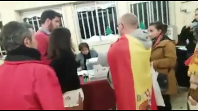 Separatistas de Mesa electoral del 21-D prohíben votar a un catalán con bandera de España
