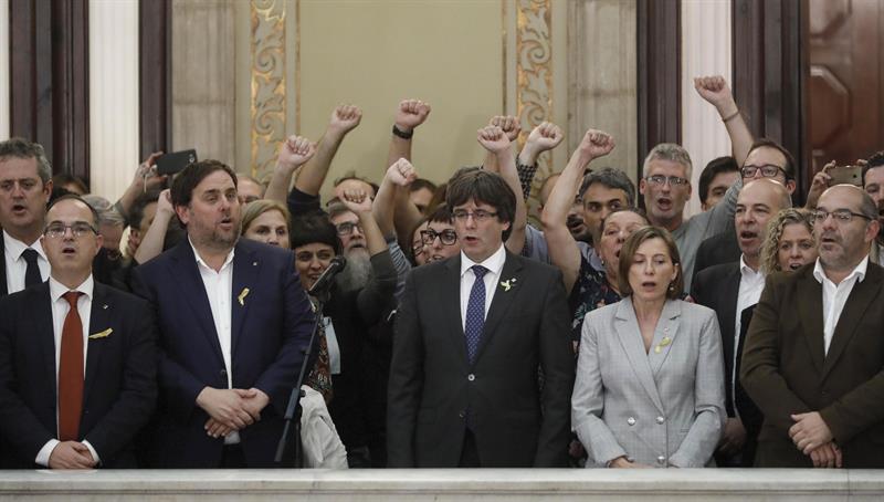 De izquierda a la derecha, el preso exconsejero de Interior catalán, Joaquim Forn (1ª posición segunda fila), el exconsejero de Presidencia en libertad con fianza. Efe