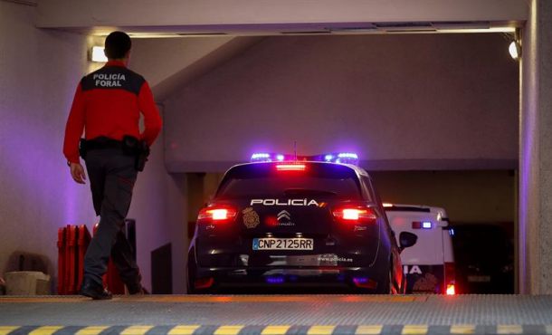 El coche y el furgón de la Policía que conduce a los cinco sevillanos acusados de violar a una joven de 18 años en los sanfermines del 2016, a su llegada al Palacio de Justica de Navarra. Efe