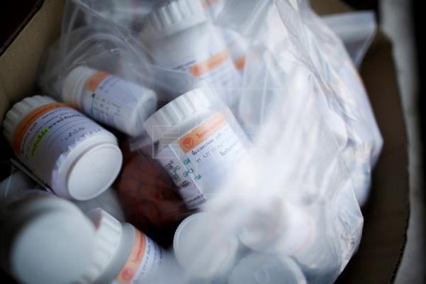 Frascos de pastillas de retrovirales para el VIH que son preparados para los huérfanos seropositivos en Lopburi (Tailandia). Archivo Efe