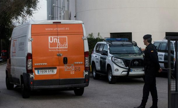 HOSPITALET DE LLOBREGAT (BARCELONA) ESPAÑA, 14.12.2017. La Guardia Civil registra desde las 8 de la mañana la sede de la empresa postal Unipost en Hospitalet de Llobregat. efe