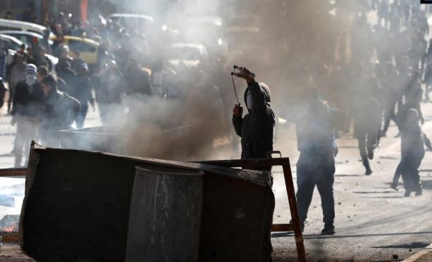 JERUSALÉN (ISRAEL), 8.12.2017. Palestinos se enfrentan a tropas israelíes durante protestas en Belén (Palestina). Efe.