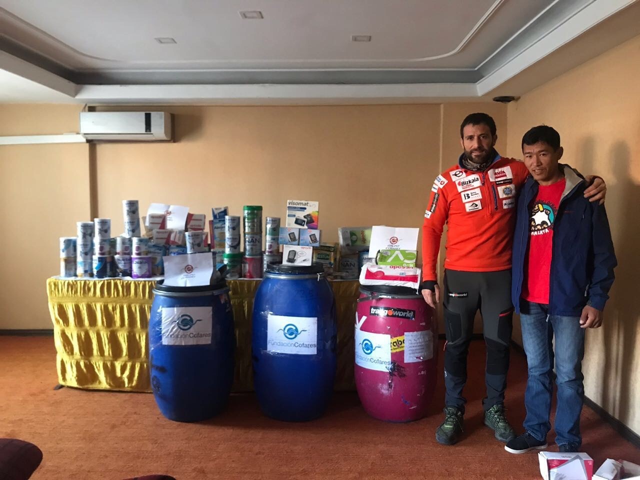 KATMANDÚ (República Federal Democrática de Nepal), 27.12.2017. El alpinista Alex Txikon (i), durante el acto de entrega de la donación de Fundación «Cofares a SOS HImalaya». Lasvocesdelpueblo.