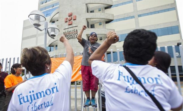 LIMA (PERÚ), 25.12.2017. Simpatizantes del expresidente peruano Alberto Fujimori celebran este lunes 25 de diciembre de 2017, el indulto humanitario que le fue otorgado. Efe