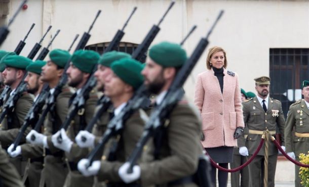 La ministra de Defensa, María Dolores de Cospedal, preside los actos de celebración de la Inmaculada Concepción, patrona del Arma de Infantería, en el cuartel del Bruc de Barcelona. EFE