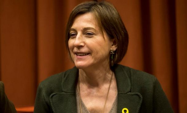 La presidenta de la Diputación Permanente del Parlament, Carme Forcadell, preside la reunión en la que, con los votos a favor de JxSí y SíQueEsPot. efe