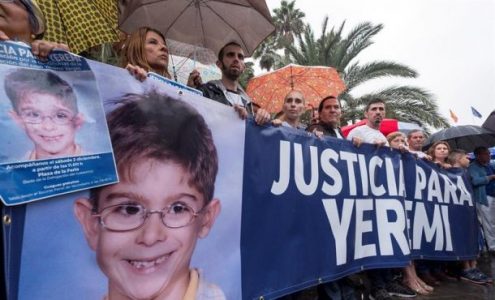 Las Palmas de Gran Canaria, 2.12.2017. La familia de Yeremi Vargas, el niño que desapareció hace 10 años en Vecindario, encabezó hoy una concentración para protestar por el archivo de las investigaciones abiertas contra el que hasta ahora era el principal sospechoso del caso Antonio O. "El Rubio". Efe.