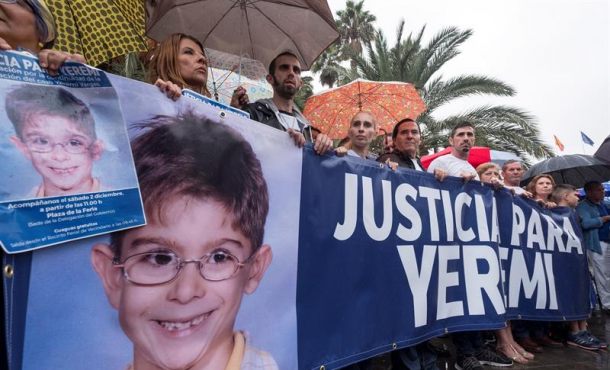 Las Palmas de Gran Canaria, 2.12.2017. La familia de Yeremi Vargas, el niño que desapareció hace 10 años en Vecindario. efe Las Palmas de Gran Canaria, 2.12.2017. La familia de Yeremi Vargas, el niño que desapareció hace 10 años en Vecindario, encabezó hoy una concentración para protestar por el archivo de las investigaciones abiertas contra el que hasta ahora era el principal sospechoso del caso Antonio O. "El Rubio". Efe.