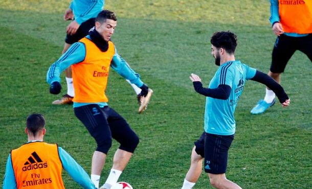Los jugadores del Real Madrid, el portugués Cristiano Ronaldo (i) y Francisco Román Alarcón -Isco- (d) durante el primer entrenamiento del equipo. Efe.