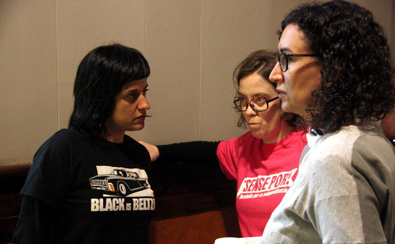 Anna Gabriel i Eulàlia Reguant (CUP), amb Marta Rovira (JxSí), abans d'entrar a la reunió de la Junta de Portaveus i la Mesa del Parlament. (Horitzontal)