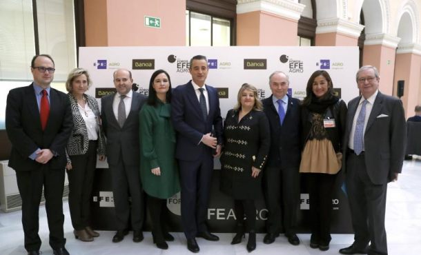 MADRID (ESPAÑA), 13.12.2017. Foto de familia de Juan Ignacio Diaz; la coordinadora de alimentación de la OCU, Gemma Trigueros, el presidente de ACES, Aurelio del Pino. Efe