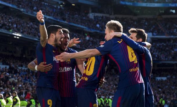MADRID (ESPAÑA), 23.12.2017. El jugador uruguayo del FC Barcelona, Luis Suárez (i), celebra con sus compañeros tras marcar el primer gol del partido. Efe