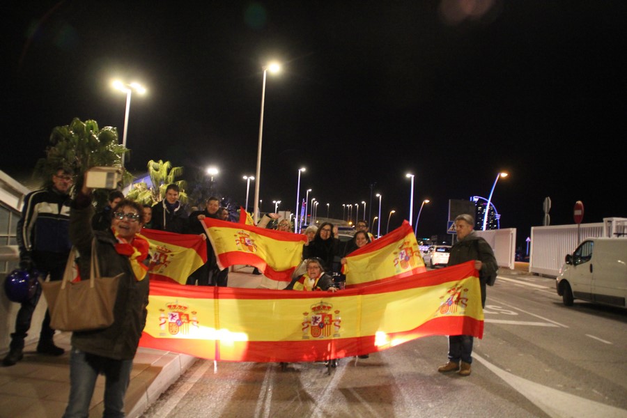 MOLLE ROMPEOLAS DEL PUERTO DE BARCELONA (CATALUÑA) ESPAÑA, 29.12.2017. medio centenar de catalanes consigue. Lasvocesdelpueblo (23)