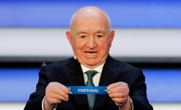 MOSCU (RUSIA), 1.12.2017. El exfutbolista ruso Nikita Simonyan muestra la papeleta de Portugal durante el sorteo del Mundial de Rusia 2018, Efe.