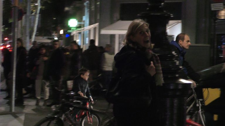 Mira lo que hacen 3 personas engañadas ante caravana de banderas de España en Cataluña