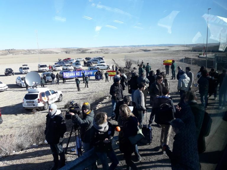 ERC recibido ante carcel a gritos de «terroristas separatistas» y «¿dónde está el osito Junqueras?»