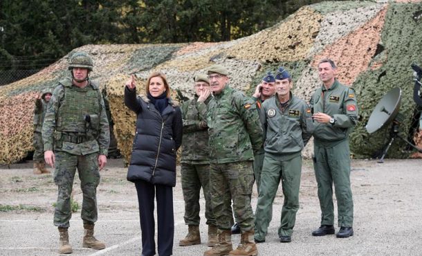 REUS (TARRAGONA) ESPAÑA, 14.12.2017. La ministra de Defensa, María Dolores de Cospedal, acompañada del jefe del Estado Mayor de la Defensa, Fernando Alejandre (4d). efe