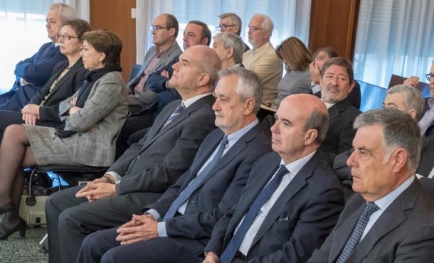 SEVILLA (ESPAÑA), 13.12.2017. Los ex presidentes Manuel Chaves (4d), y José Antonio Griñán (3d), y los ex consejeros Gaspar Zarrías (2d), y José Antonio Viera (d). efe