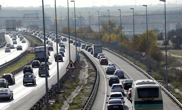 Tráfico en la carretera de Extremadura a la salida de Madrid. Archivo Efe.