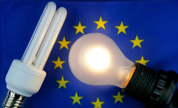 Una bombilla convencional (d) y una lámpara ahorradora de energía. Archivo Efe.