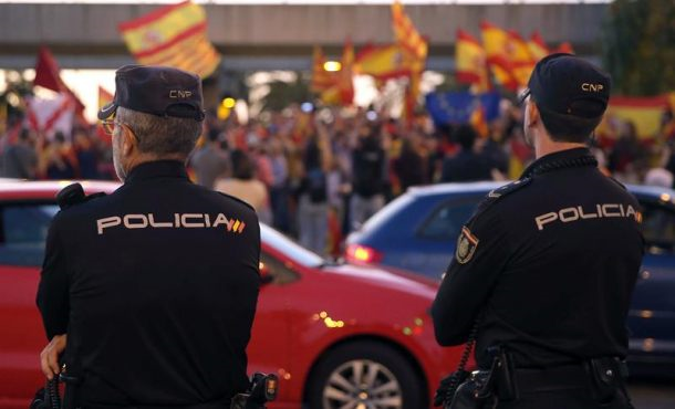 Varias decenas de personas con banderas españolas participan en una manifestación de apoyo a los policías y guardia civiles en el puerto Barcelona. Efe.
