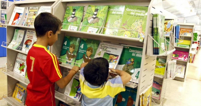 Vuelta al cole. Dos niños escogen libros en una librería. Archivo Efe