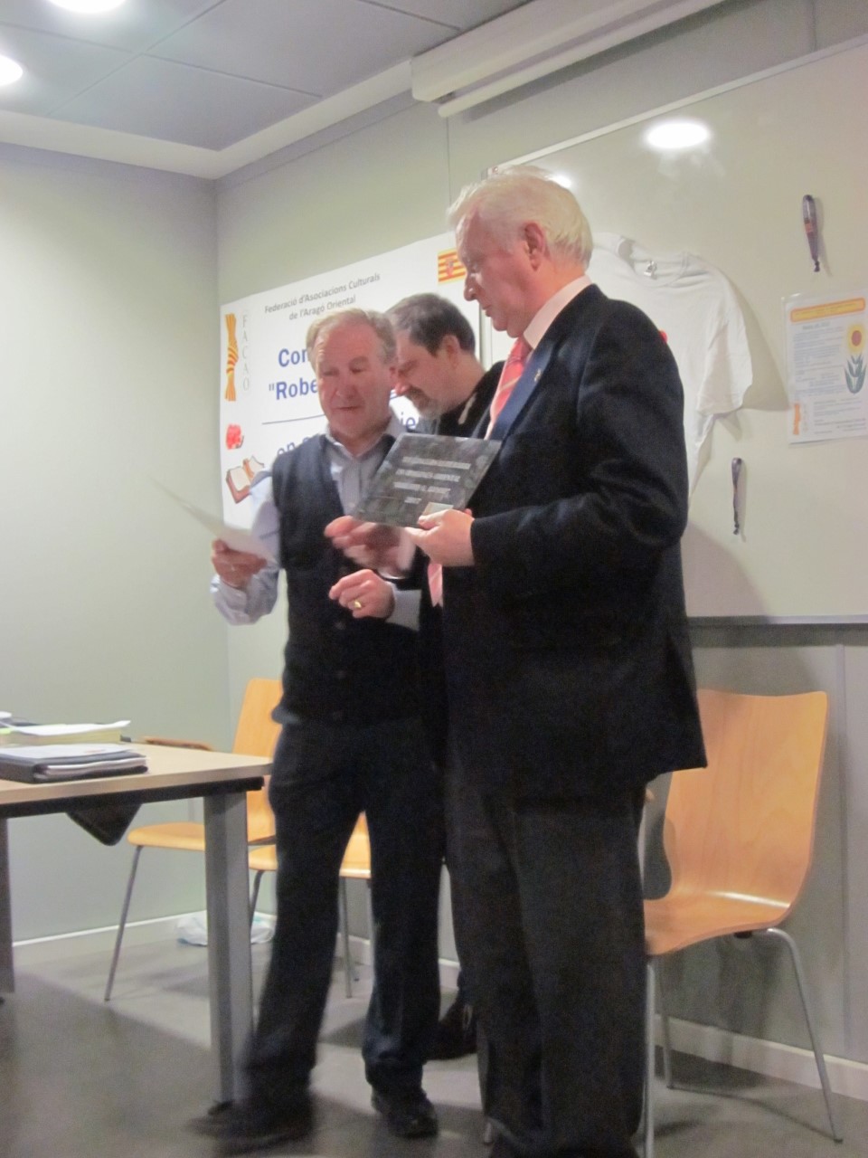 ZARAGOZA (ESPAÑA), 16.12.2017. En la izquierda de la imagen, Luis Arrufat Jarque, natural de Valjunquera (Matarraña, Teruel), quien se alzó con uno de los galardones del XVI. Lasvocesdelpueblo