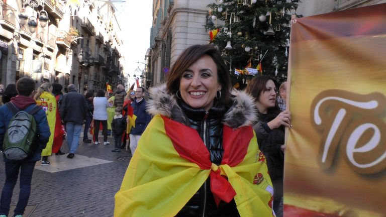 FOTOGRAFÍA. PLAZA SAN JAIME DE BARCELONA (CATALUÑA) REINO DE ESPAÑA), 6 de diciembre de 2017. En la imagen, la activista Alicia Tomás Martínez, vecina de Terrassa (Barcelona), muestra su orgullo como mujer española en Cataluña junto a su pancarta 'Terrassa Por la Unidad' de España tras los parlamentos de la marcha con motivo del 39º aniversario de la Constitución Española en las calles del centro de Barcelona. Lasvocesdelpueblo (Ñ Pueblo)
