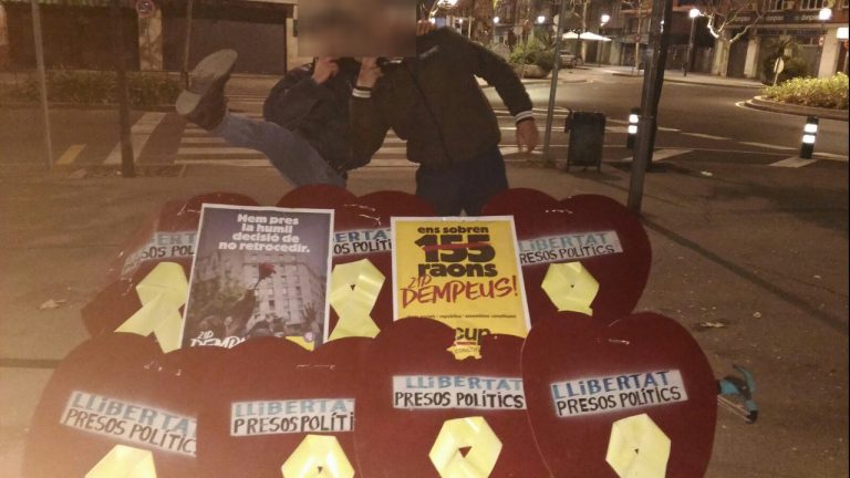 Los catalanes limpiando las calles de Barbera del Vallés de símbolos «fascistas»