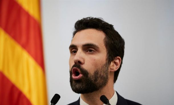 BARCELONA (ESPAÑA), 26.1.2018. El presidente del Parlament, Roger Torrent (ERC), durante su comparecencia en la que ha anunciado hoy que los servicios jurídicos. Efe