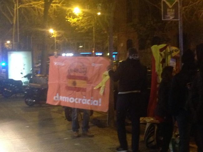 BARCELONA (ESPAÑA), 9.1.2018. En la imagen, un grupo de valientes catalanes mostrando su rechazo a una cena amarilla separatistas. Lasvocesdelpueblo (1)