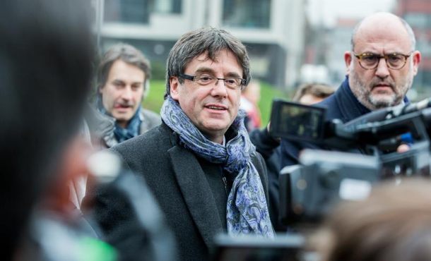 BRUSELAS (BÉLGICA), 12.01.2018.El expresidente catalán Carles Puigdemont (c) atiende a los medios tras posar para una foto de familia. Efe