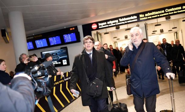 COPENHAGUE (DINAMARCA), 22.1.2018. El expresidente catalán Carles Puigdemont (i) llega al aeropuerto de Copenhague procedente de Bruselas. Efe