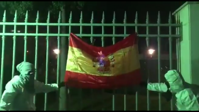 Captura de las imágenes ARR JOVENT de CUP, donde aparecen dos encapuchados de esta formación sepaartista quemando la bandera de España en Mallorca. Lasvocesdelpueblo