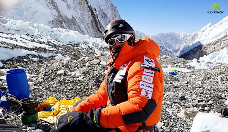 Alex Txikon alcanza el «Campo 2», a 6.500 m del Everest