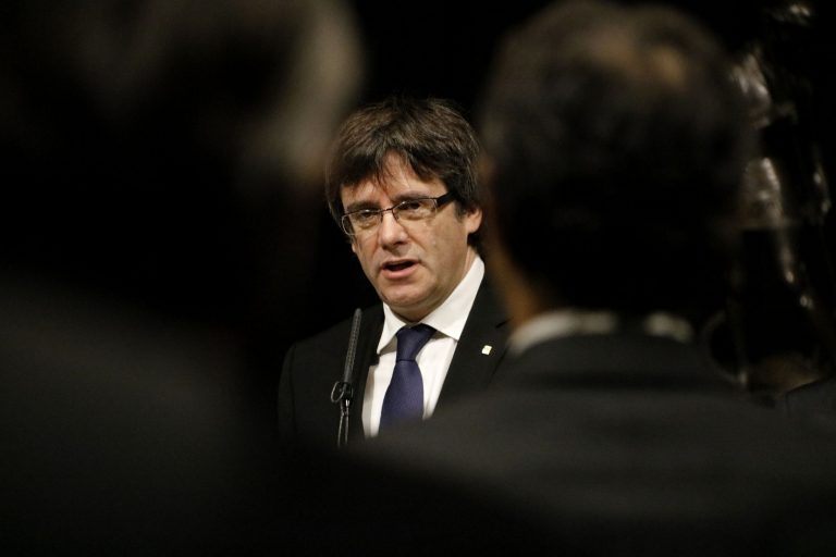 Puigdemont pide a Rajoy alfombra roja cuando baje del avión, ya de presidente