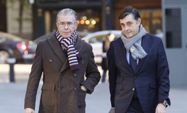 El ex secretario general del PP de Madrid Francisco Granados (i), acompañado por su abogado Javier Vasallo (d), a su llegada a la Audiencia Nacional. Archivo Efe.