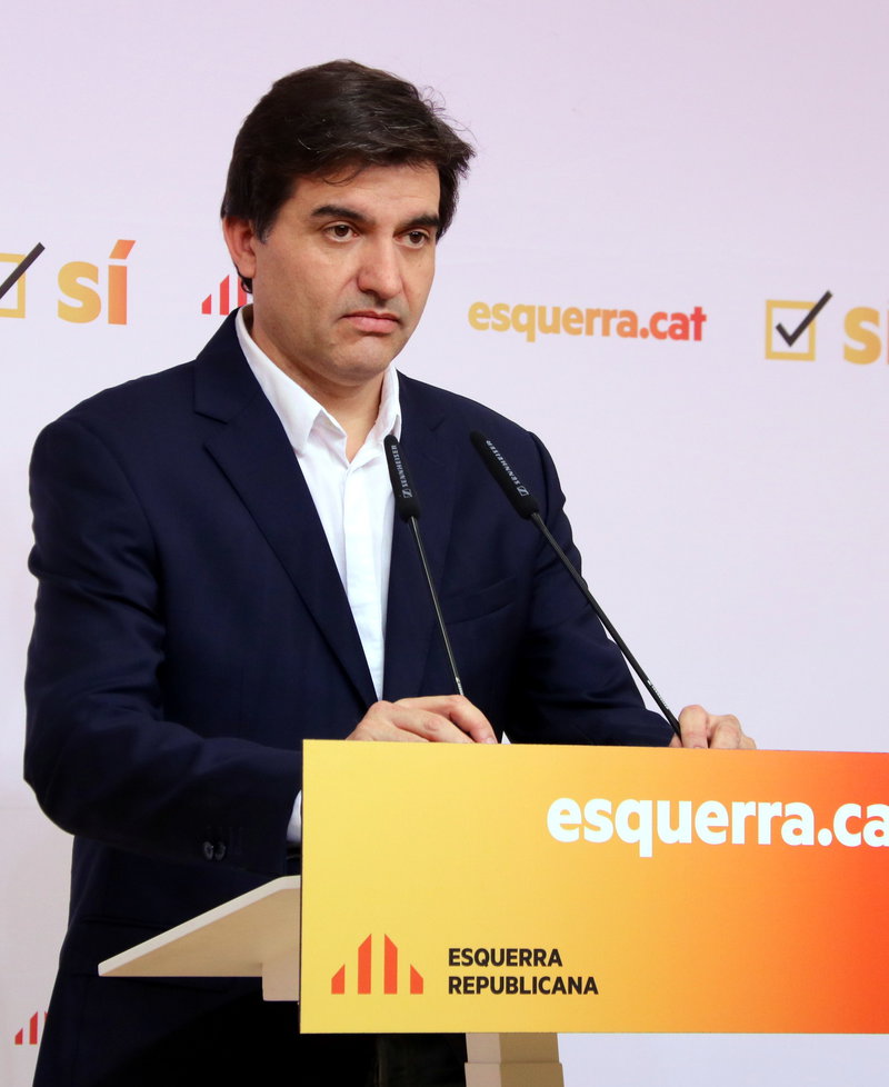 El portaveu nacional d'ERC, Sergi Sabrià, en la roda de premsa que ha ofert després de la Permanent Nacional, a la seu del partit, el 27 de Novembre de 2017.