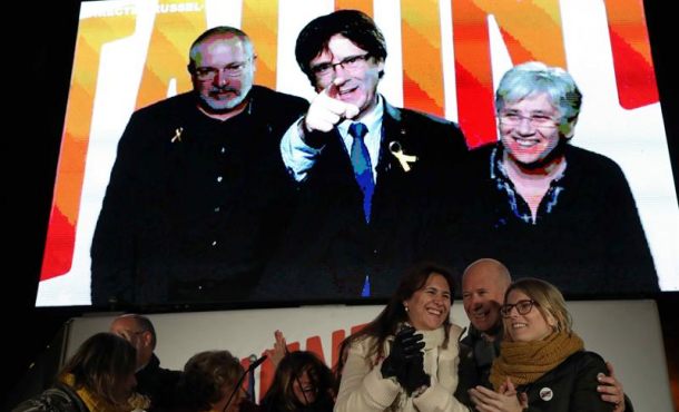 En pantalla y desde Bruselas, Carles Puigdemont y los consellers cesados, Clara Ponsatí y LLuís Puig al finalizar un acto de Junts per Catalunya. Efe