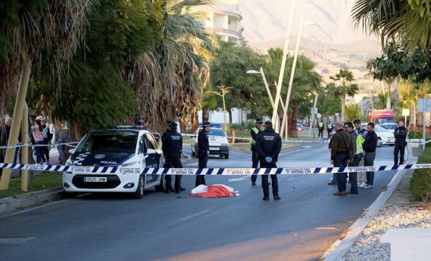 MOTRIL (ESPAÑA), 2.1.2018. Precinto policial junto al lugar en el que una mujer de 70 años ha fallecido y otras dos han resultado heridas de diversa consideración. Efe