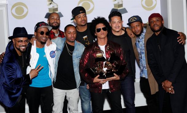 NUEVA YORK (USA), 28.1.2018. Bruno Mars poses with his six Grammys in the pressroom during the 60th annual Grammy.) Efe.