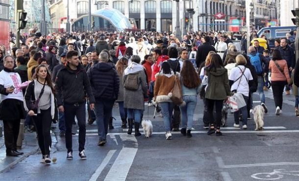 Numerosos ciudadanos pasean por la Puerta del Sol de Madrid. Archivo Efe.