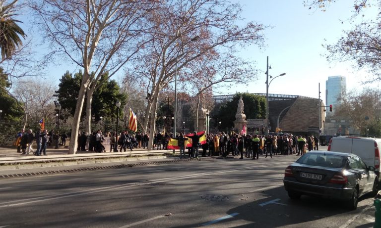 Valientes catalanes dan la cara ante el Parlamento junto a Albert Bruguera de (DN)
