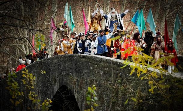 PUENTE ROMÁNICO de PAMPLONA (ESPAÑA), 5.1.2018. Los Reyes Magos Melchor, Gaspar y Baltasar montados en sus dromedarios. Efe