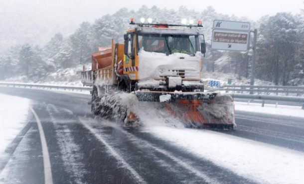 PUERTO DE MORA, CARRETERA A-) (ESPAÑA), 7.1.2018. Una máquina quitanieves trabaja el puerto de la Mora, carretera A-92. efe