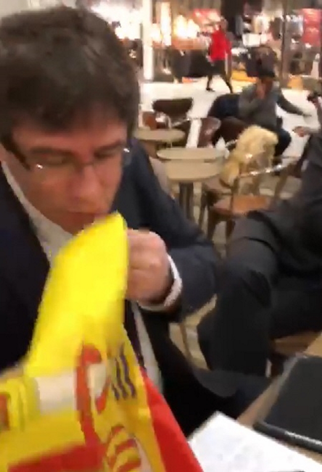 Puigdemont besando la bandera de España a Dinamarca, 'la cárcel te espera'.Movie_Instantánea