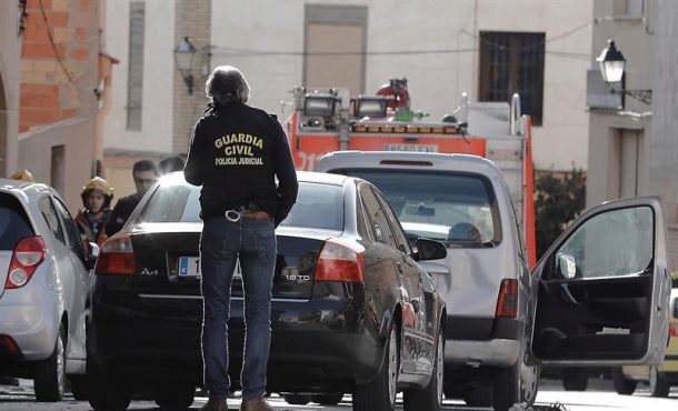 Requena (Valencia), 3.1.2018. Efectivos policiales en las inmediaciones de la vivienda. Efe.