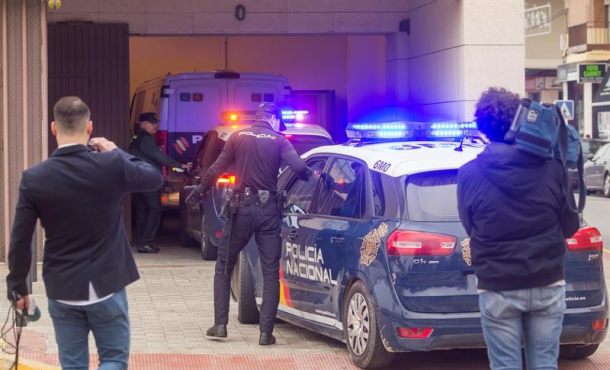 SEVILLA (ESPAÑA), 4.1.2018. Llegada a los juzgados de Sevilla del furgón policial con el padre detenido por sustracción de menores, al no entregar a sus hijos de 9 y 10 años. Efe.